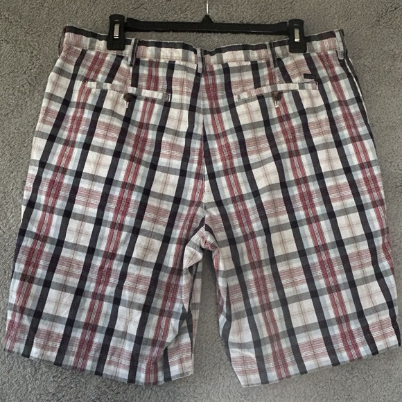 Izod Men's 40 Cotton Plaid Red White Blue Shorts Flat Front - Picture 2 of 7